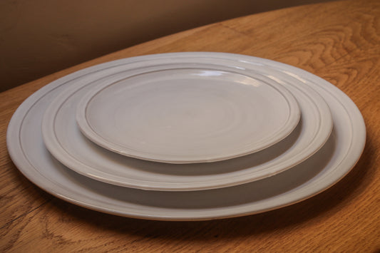 Grande assiette de présentation Bastide en céramique faite main 8 coloris