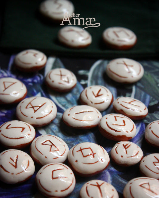 Set de 25 Runes ancien Futhark blanches - Runes divinatoires