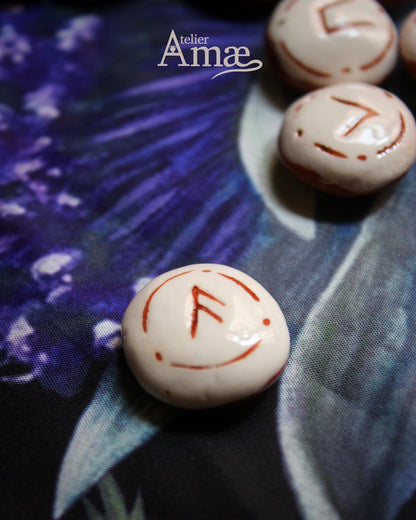 Set de 25 Runes ancien Futhark blanches - Runes divinatoires