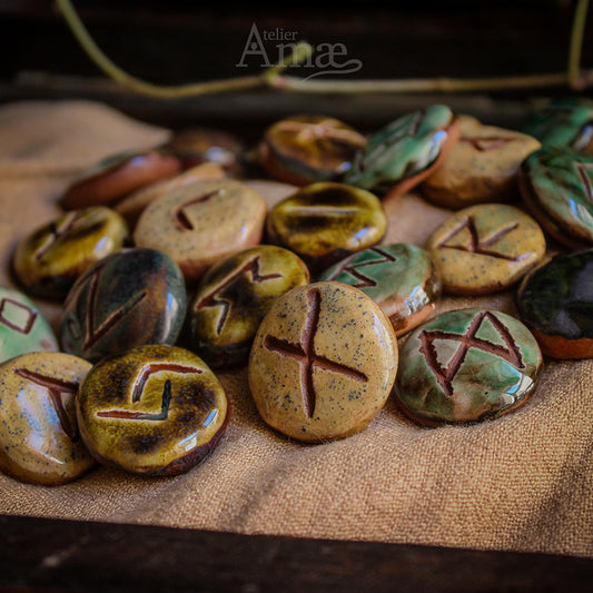 Set de 25 Runes ancien Futhark - Runes divinatoires en Terre cuite