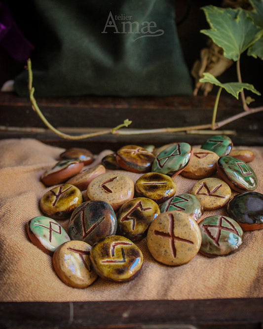 Set de 25 Runes ancien Futhark - Runes divinatoires en Terre cuite