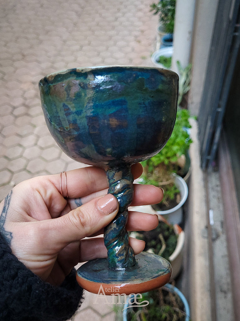 Cáliz de cerámica con encantamiento grabado.