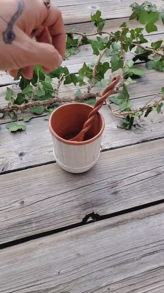 Cuchara de roble antigua con mango retorcido - Cerámica de barro rojo